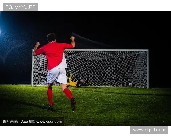 足球明星精彩瞬间高清射门图片展现球场魅力与激情的完美结合